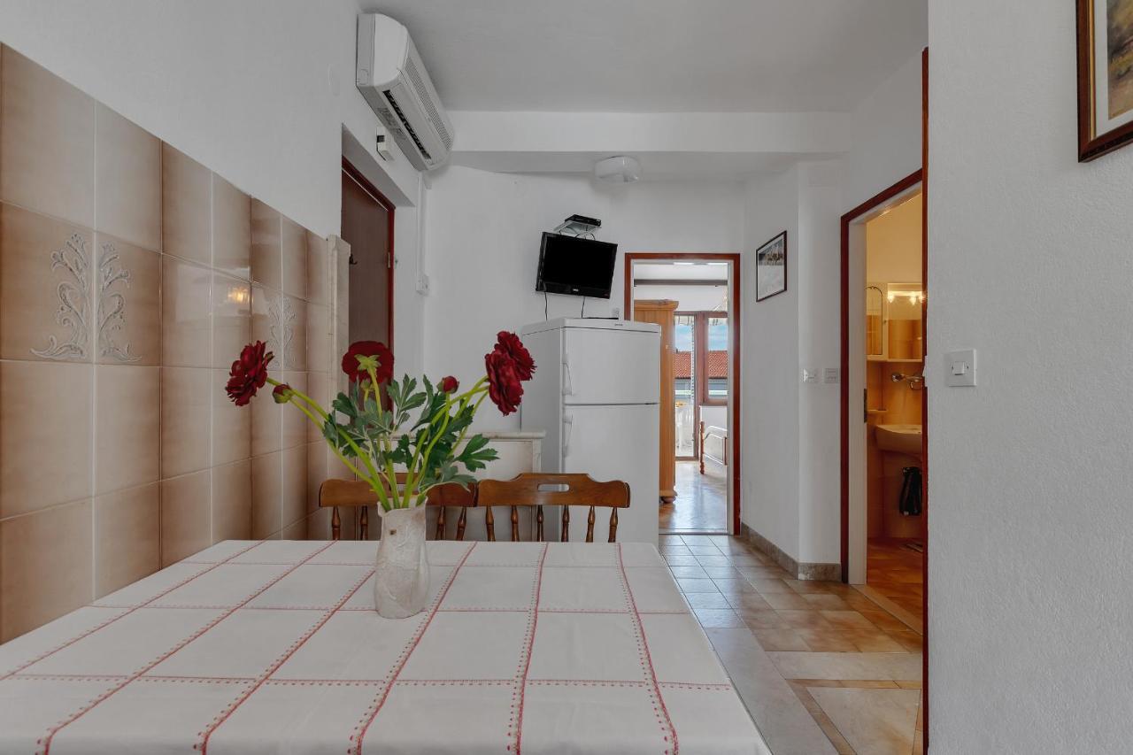 Apartments Tihomir Musac Omiš Екстериор снимка