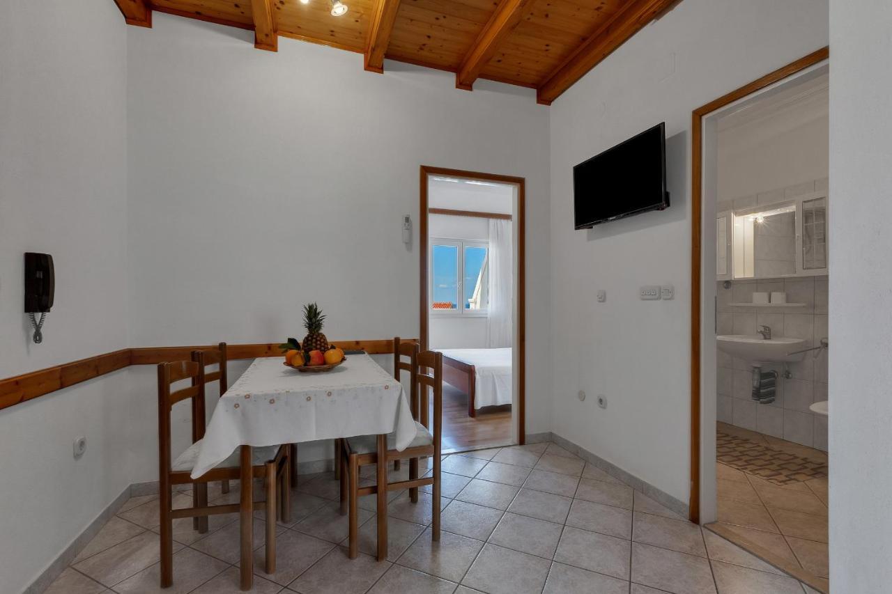 Apartments Tihomir Musac Omiš Екстериор снимка