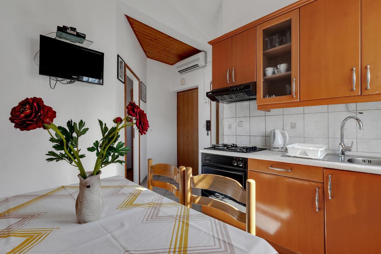 Apartments Tihomir Musac Omiš Екстериор снимка