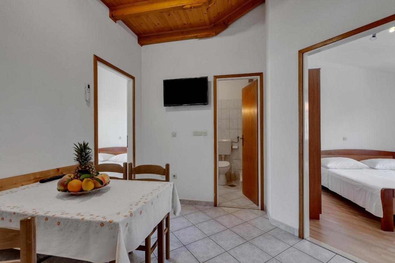 Apartments Tihomir Musac Omiš Екстериор снимка