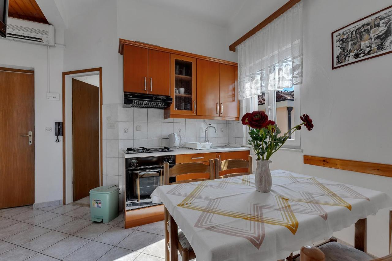 Apartments Tihomir Musac Omiš Екстериор снимка