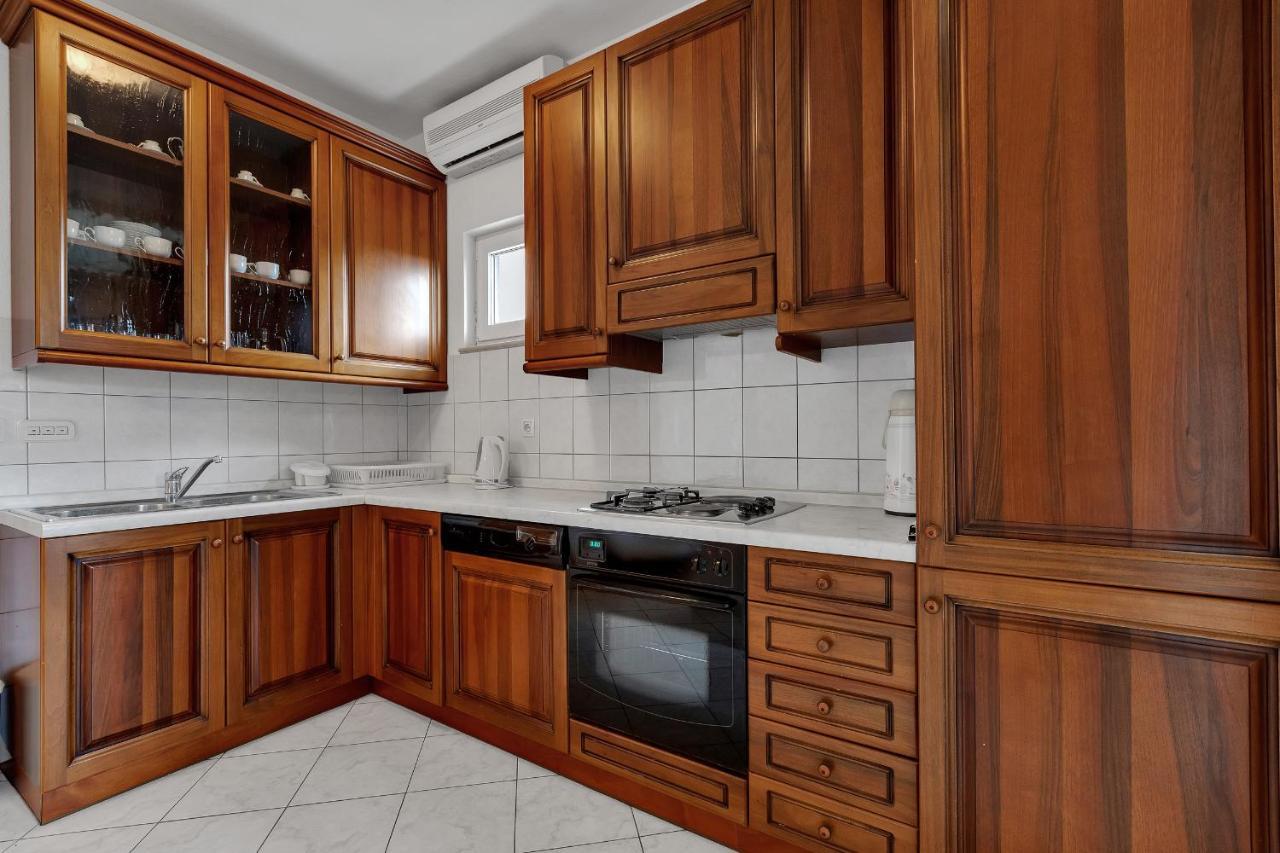 Apartments Tihomir Musac Omiš Екстериор снимка